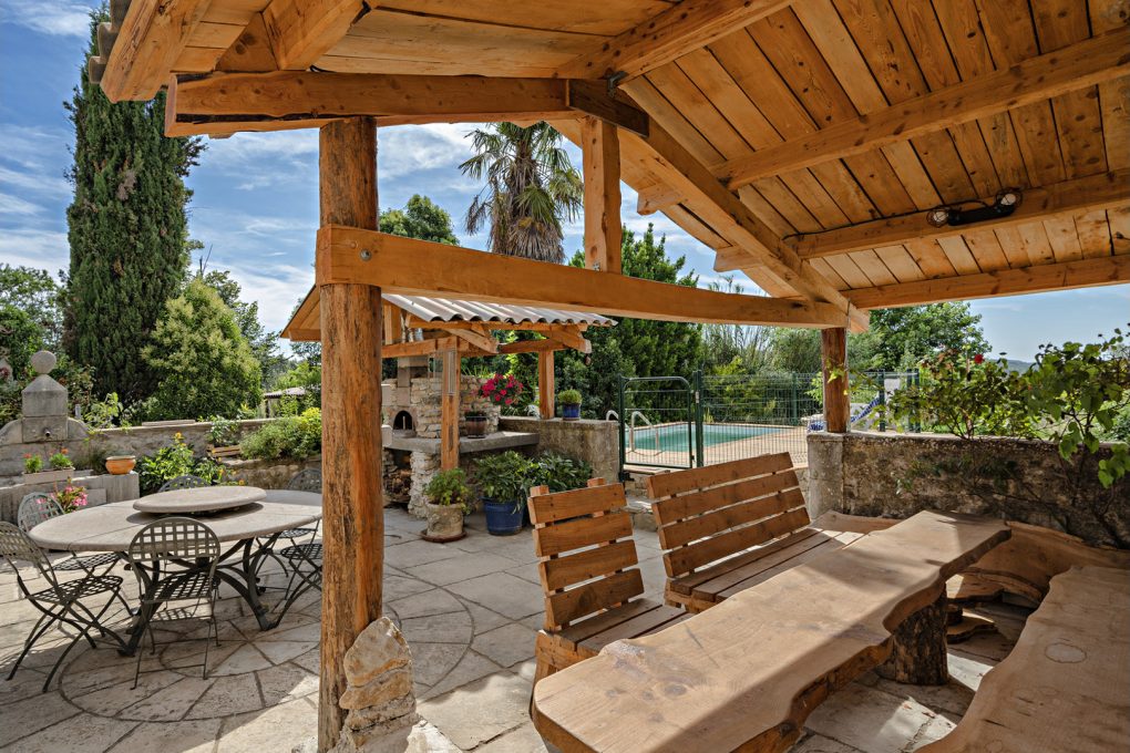Fontaine Neuve gites et chambres d'hôtes à Lure : terrasse ombragée, four à bois et bassin d'agrément
